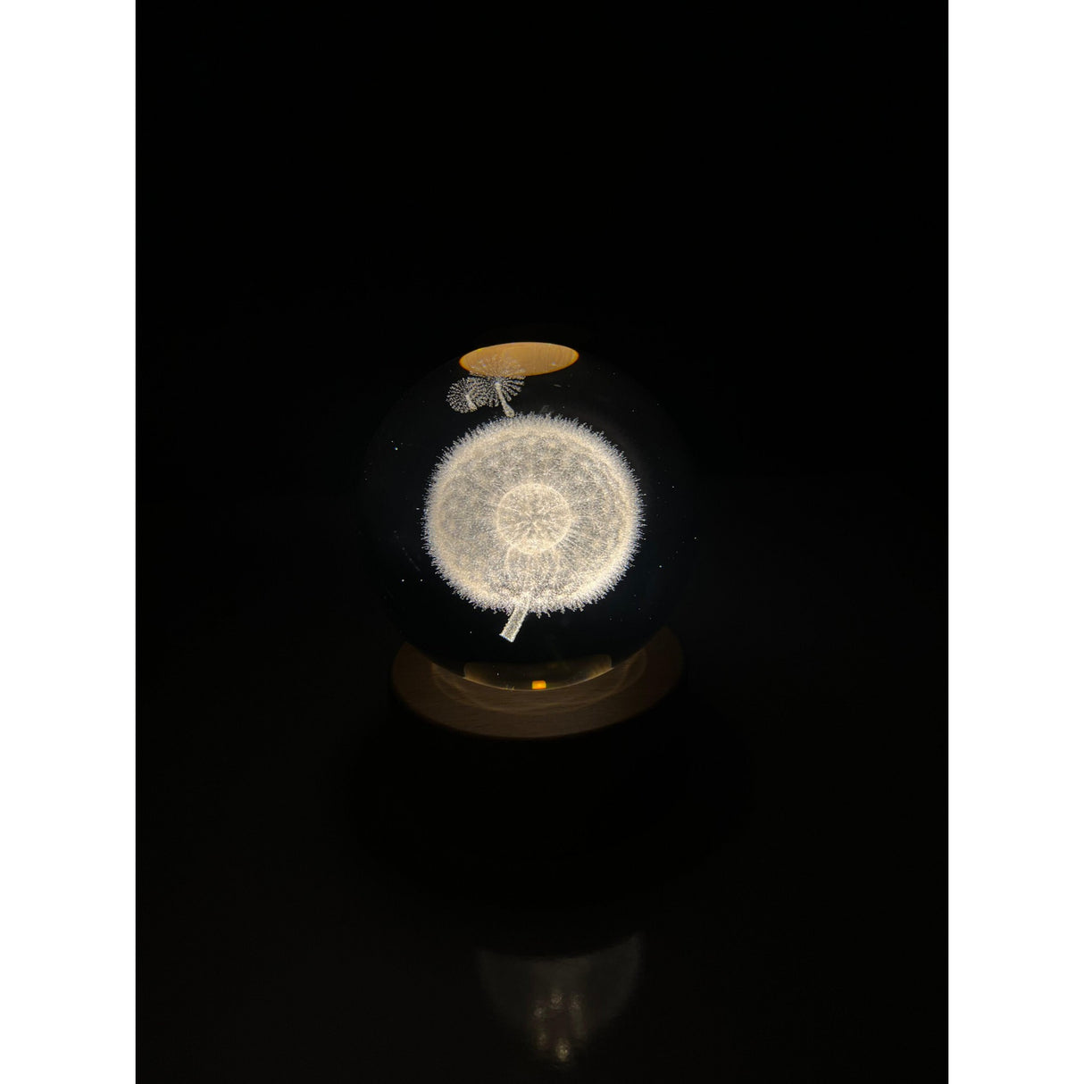 Dekoratív LED lámpa, 6 cm átmérőjű kristálygömbbel, USB tápellátás, fa állvány, világítás