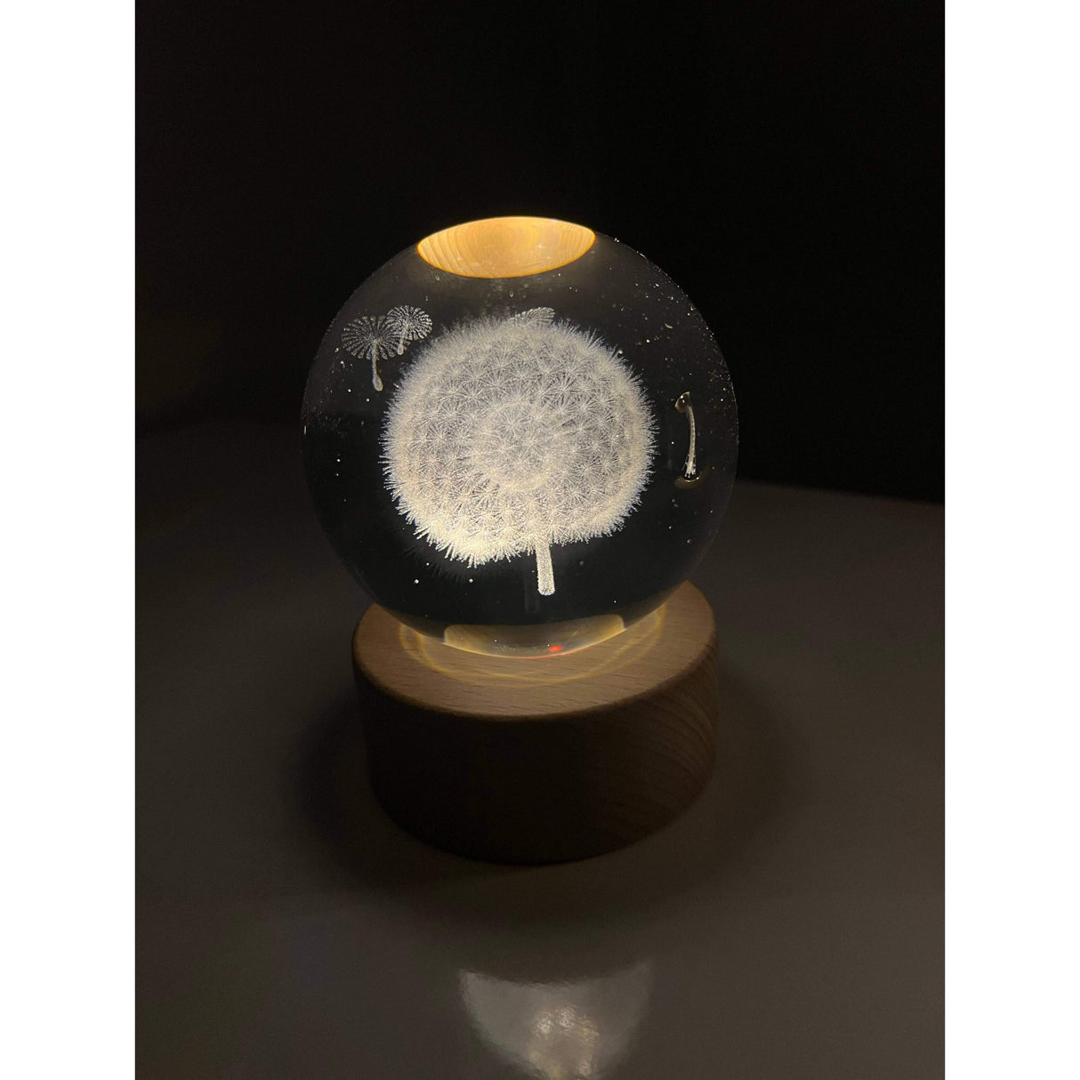 Dekoratív LED lámpa, 6 cm átmérőjű kristálygömbbel, USB tápellátás, fa állvány, világítás