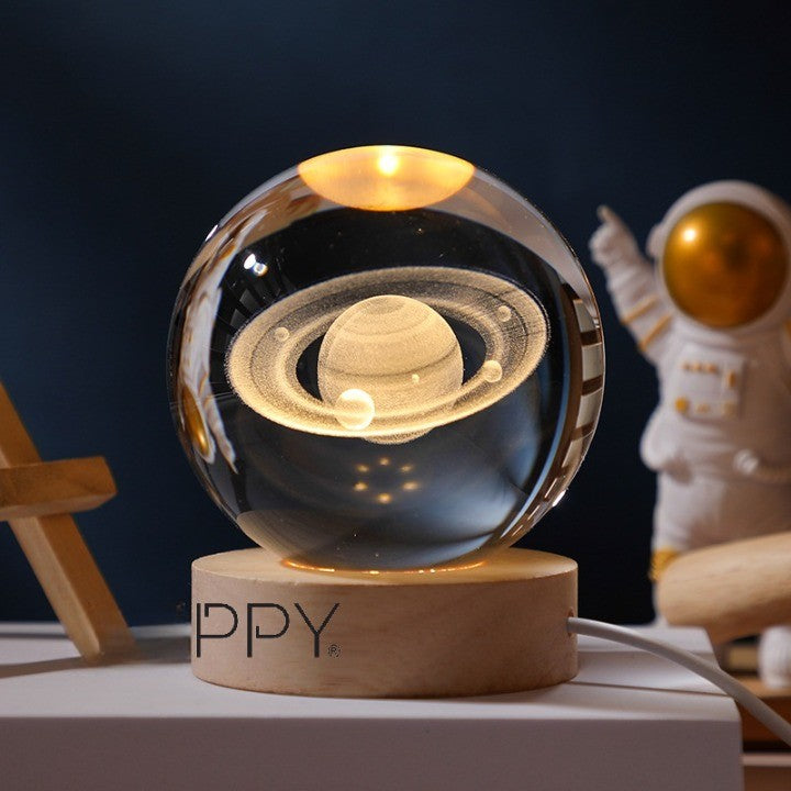 Dekoratív LED lámpa, 6 cm átmérőjű kristálygömbbel, USB tápellátás, fa állvány, világítás