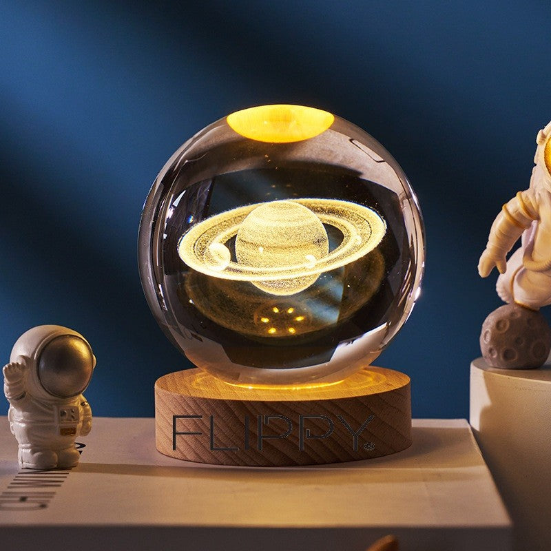 Dekoratív LED lámpa, 6 cm átmérőjű kristálygömbbel, USB tápellátás, fa állvány, világítás