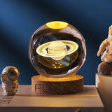 Dekoratív LED lámpa, 6 cm átmérőjű kristálygömbbel, USB tápellátás, fa állvány, világítás