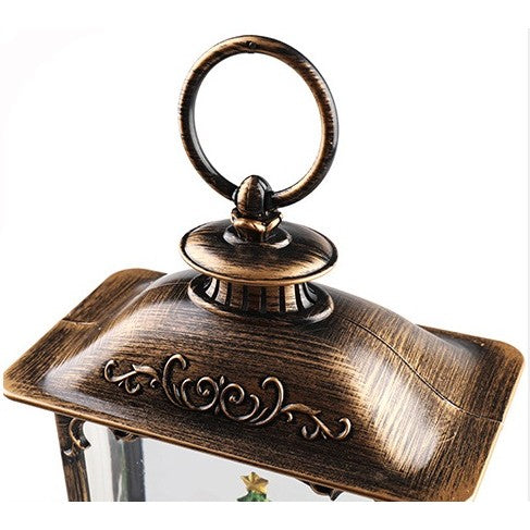 Detaliu figurine Moș Crăciun și băiețel din interiorul felinarului decorativ vintage negru-auriu