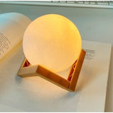 Lampa de veghe in forma de luna 3D Moon Light Multicolor, alimentare baterii, stand plastic inclus, 8 cm, Vivimall - vivimall.ro