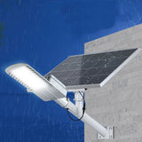 Lampa solara stradala Vivimall, IP65, senzor de lumina, 60 LED-uri SMD, 2250 lm, panou 25W, putere 200W, autonomie 12-16 ore, telecomanda, montare prin fixare, pentru strada sau gradina, finisaj mat, material ABS,  51.5 x 21 x 7.5, gri - vivimall.ro