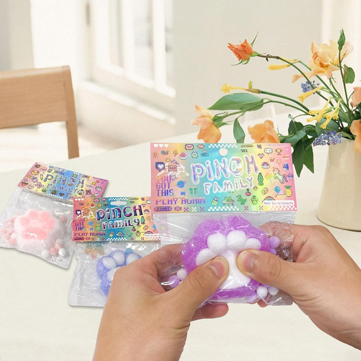 Jucarie Antistres Squishy, Vivimall, cu Revenire Lenta, Squeeze Pinch Family, Model Labuta de Pisica Pufoasa, 6x6 cm, 72g, Ambalaj Transparent, Mov-Alb - vivimall.ro