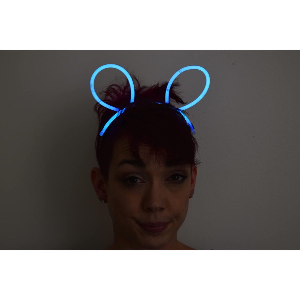 Cordelută decorativă albastru fluorescentă Vivimall alături de alte accesorii de petrecere colorate