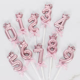 Lumanare Cifra 6, Vivimall, Model Coroana cu Fundita, Pentru Tort, 6 x 2.5 cm Mov - vivimall.ro