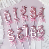 Lumanare Cifra 8, Vivimall, Model Coroana cu Fundita, Pentru Tort, 6 x 2.5 cm Mov - vivimall.ro