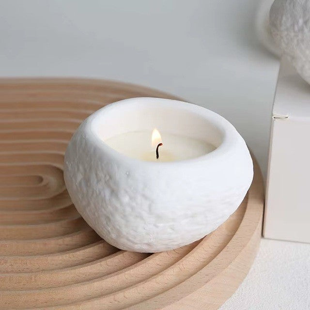 Lumanare Parfumata, Vivimall, Model Abstract, Aroma de Ploaie Osmanthus, din Ceara de Soia, 8 x 5.5 x 6 cm, Alb - vivimall.ro