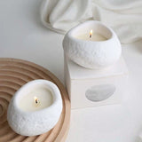 Lumanare Parfumata, Vivimall, Model Abstract, Aroma de Ploaie Osmanthus, din Ceara de Soia, 8 x 5.5 x 6 cm, Alb - vivimall.ro