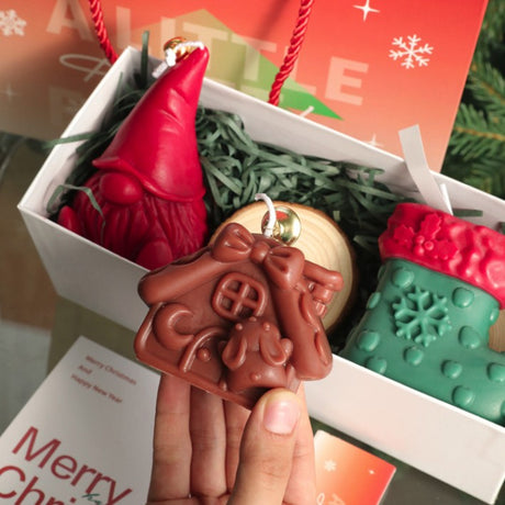 Lumanari Parfumate de Craciun, Flippy, GIFT BOX din 3 Lumanari din Ceara de Soia, Model B Pitic, Casuta, Ciorap, 22.5 x 9.5 x 9 cm, Multicolor - vivimall.ro