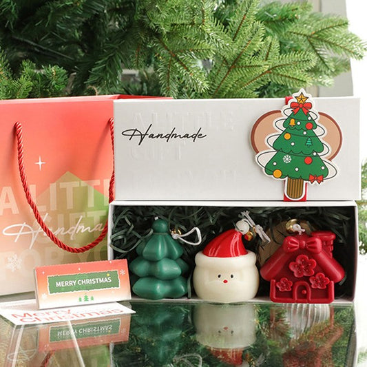 Lumanari Parfumate de Craciun, Vivimall, GIFT BOX din 3 Lumanari din Ceara de Soia, Model C Om de Zapada, Brad, Casuta, 22.5 x 9.5 x 9 cm, Multicolor - vivimall.ro