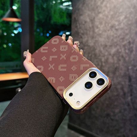 Carcasa Magnetica, Vivimall, din Fibra de Carbon, pentru iPhone 17 Pro, Maro - vivimall.ro