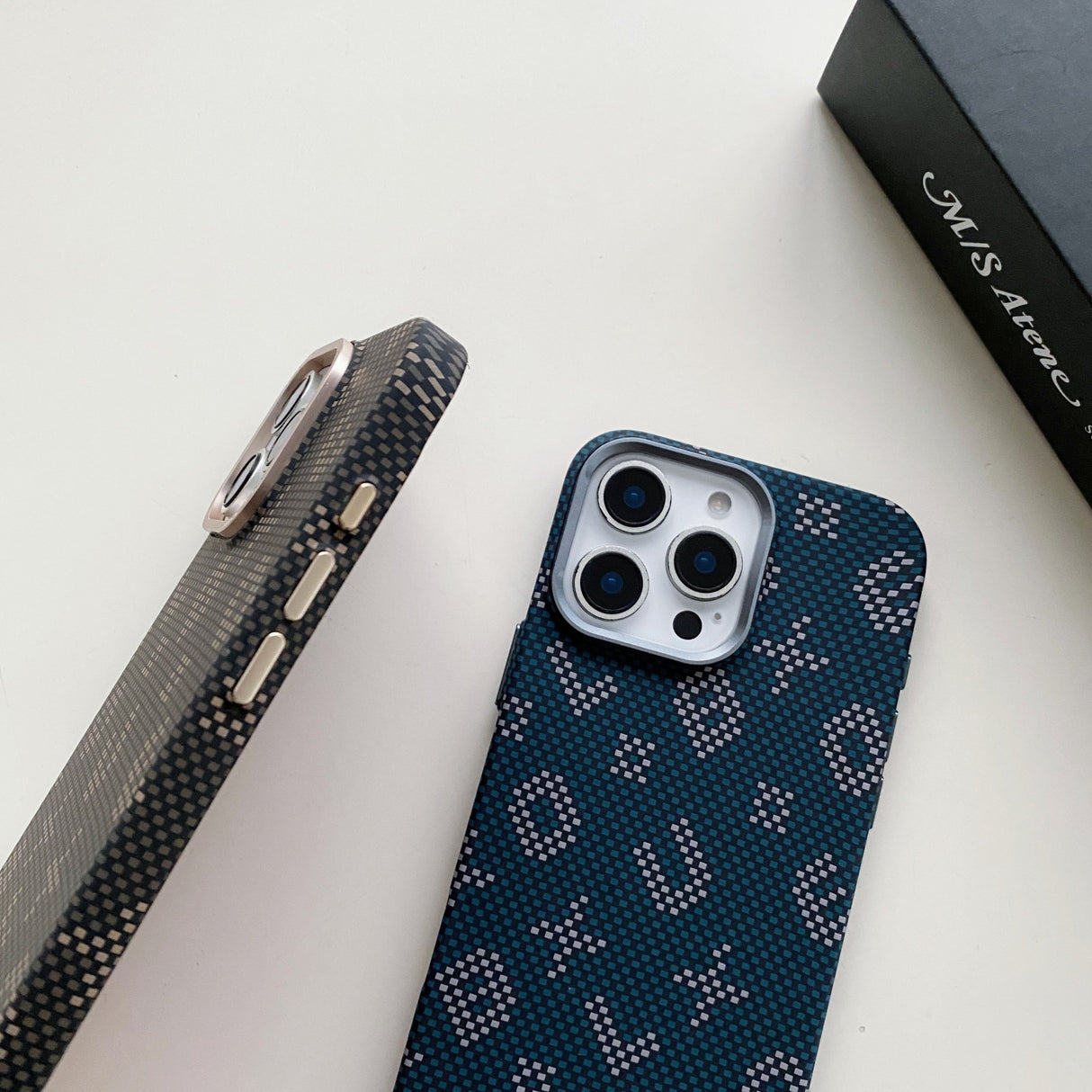 Carcasa Magentica, Vivimall, din Fibra de Carbon, pentru iPhone 16, Portocaliu - vivimall.ro