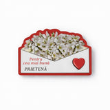 Set 24 magneți mărțișor Jolie, design plic cu flori albe și inimiară roșie, 8x6 cm, vedere frontală