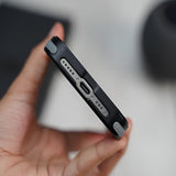 Husă protecție iPhone 15 Pro Max piele neagră, decupaje precise pentru butoane și port Lightning