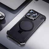 Detaliu inel magnetic rotativ 360 grade pe husă iPhone 15 Pro din piele neagră cu suport integrat