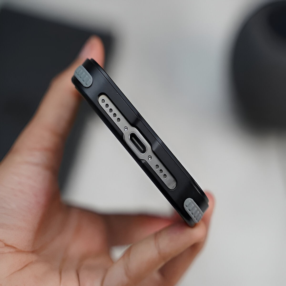 Detaliu textură piele ecologică antialunecare husă neagră iPhone 15 Pro, vedere de aproape
