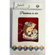 Mărțișor broșă mică din metal, model 14, dimensiune 2,5-3 cm, prezentată în cutie cadou elegantă