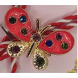 Broșă mărțișor model fluture roșu din metal, dimensiune 2.5-3 cm, prezentată în cutie cadou, vedere frontală
