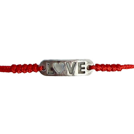 Detaliu pandantiv metalic model Love pe brățara Jolie cu snur roșu împletit, sistem nod culisant reglabil