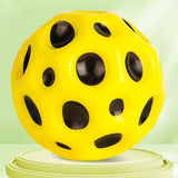Minge antistres Space Moon Ball 66 mm galben, detaliu suprafață cu forme neregulate