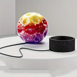 Minge Space Moon Ball multicolor roșu în acțiune, sărind la înălțime, joacă în aer liber
