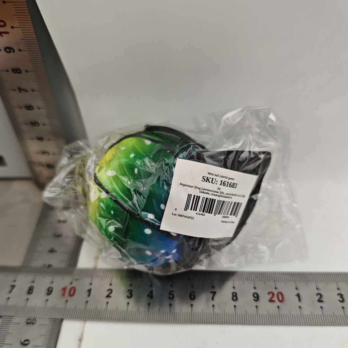 Minge saltăreață Space Moon Ball verde 66 mm, imagine lifestyle joacă în aer liber copii
