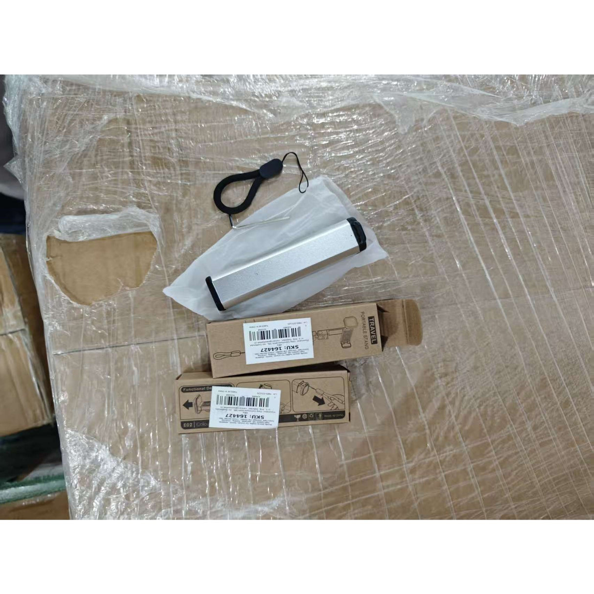 Detaliu mecanism telescopic și rotativ al suportului de telefon pliabil negru gri pentru călătorie
