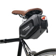 Borsetă bicicletă Hard Shell neagră din piele artificială și carbon, vedere frontală, 20x12x11.5 cm