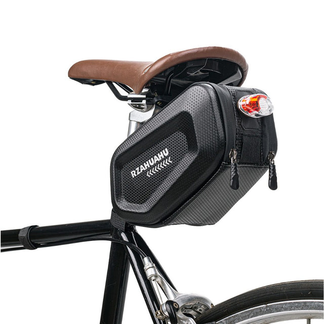Borseta pentru bicicleta Vivimall, Hard Shell, material piele artificiala si carbon, 20x12x11.5 cm, prindere de sa, capacitate 2L, impermeabila, negru - vivimall.ro