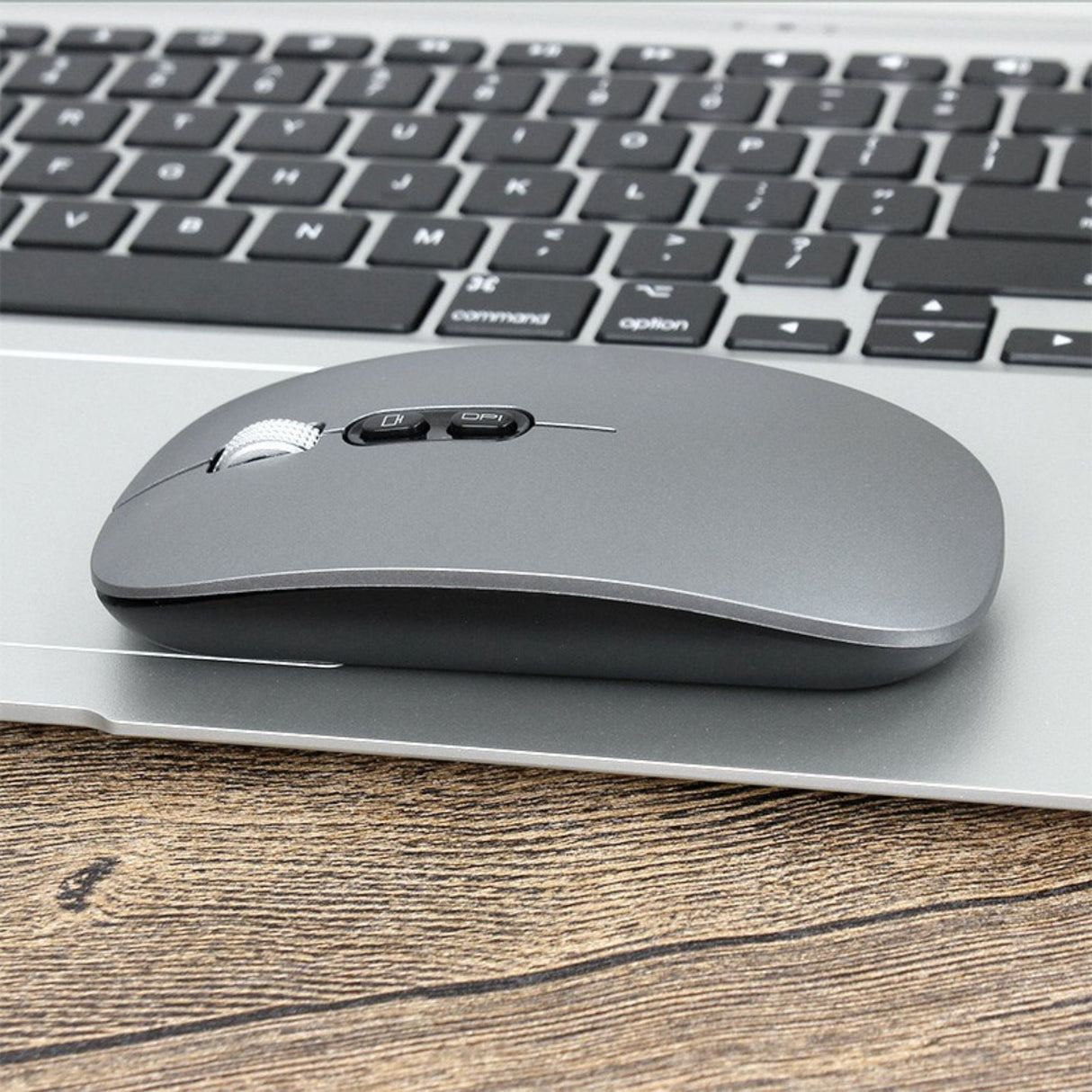 Conținut cutie mouse wireless Flippy M103: mouse gri închis, cablu de încărcare și receiver USB