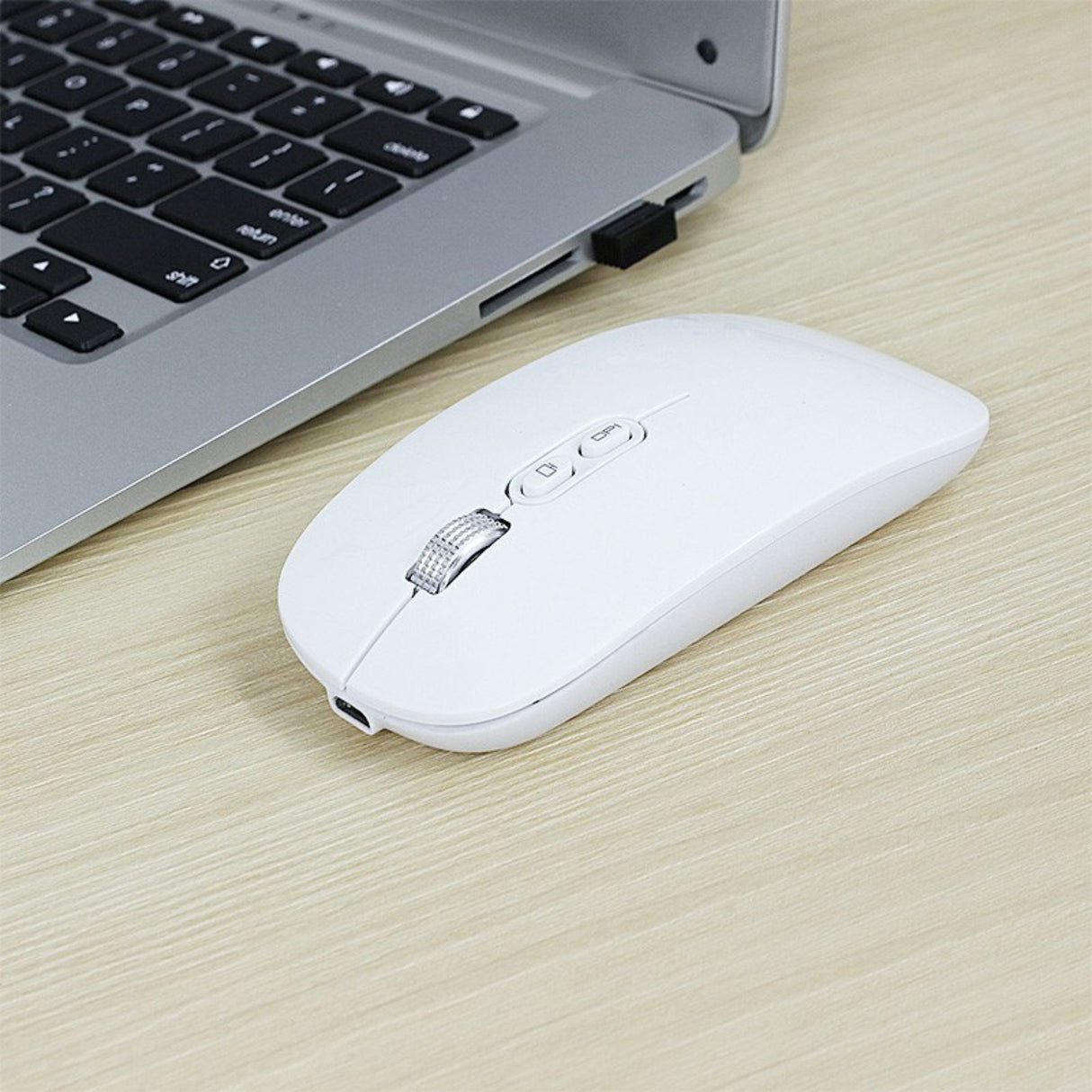 Mouse wireless Flippy M103 alb pe birou alături de laptop, utilizare zilnică la distanță de 10 m