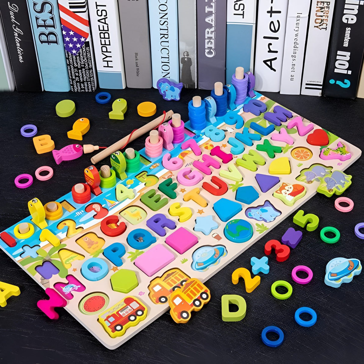 Tabla Logaritmică Flippy 6 în 1 în utilizare, copil aranjând forme geometrice și vehicule incastru, vedere lifestyle