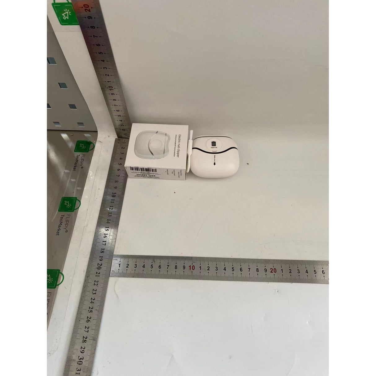 Unghiera Electrica, Vivimall, Aparat de Tuns Unghiile pentru Copii si Adulti, Portabila cu 2 Baterii AA, Zgomot redus 50 db, 7.4 x 7.3 x 3 cm, Alb Negru - vivimall.ro