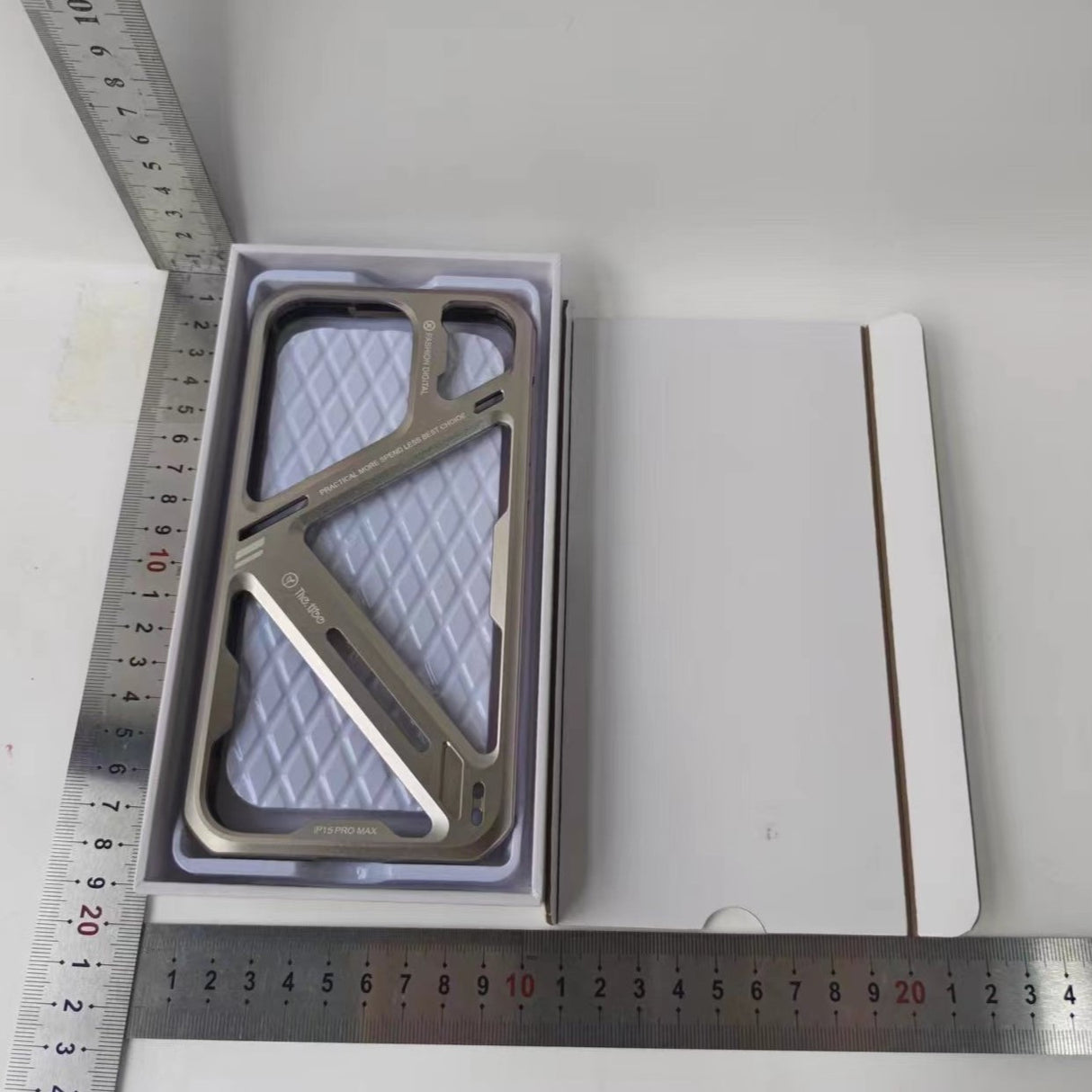 Detaliu finisaj lucios gri metalizat husă Armor Metal iPhone 15 Pro, unghi macro
