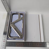 Detaliu finisaj lucios gri metalizat husă Armor Metal iPhone 15 Pro, unghi macro
