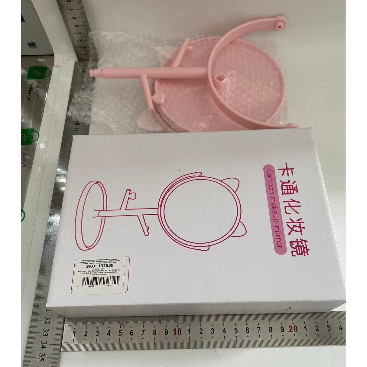 Oglina Cosmetica cu Picior, Vivimall, HD, Rotire 360 Grade, 15 cm Diametru, Suport Bijuterii Baza Rotunda + 2 Brate, Model cu Urechi, 31 x 14.5 x 15 cm, din Plastic, Roz/Alb - vivimall.ro