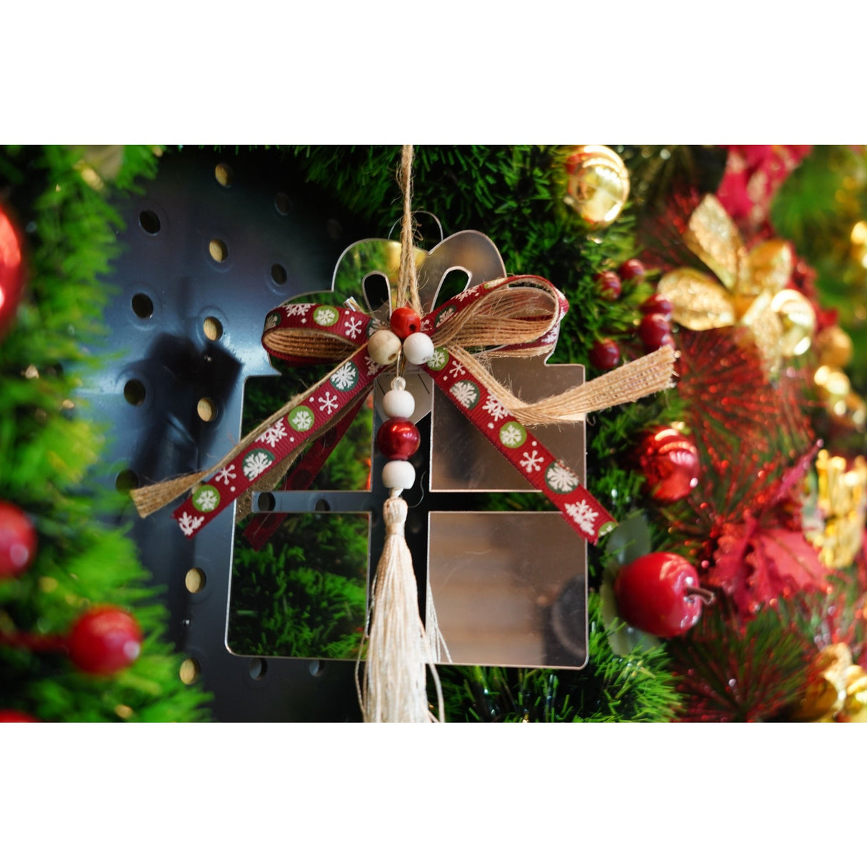 Ornament brad, Vivimall, Cadou, Argintiu, Lucios, 14*26CM, Acril, Interior/ Exterior - vivimall.ro