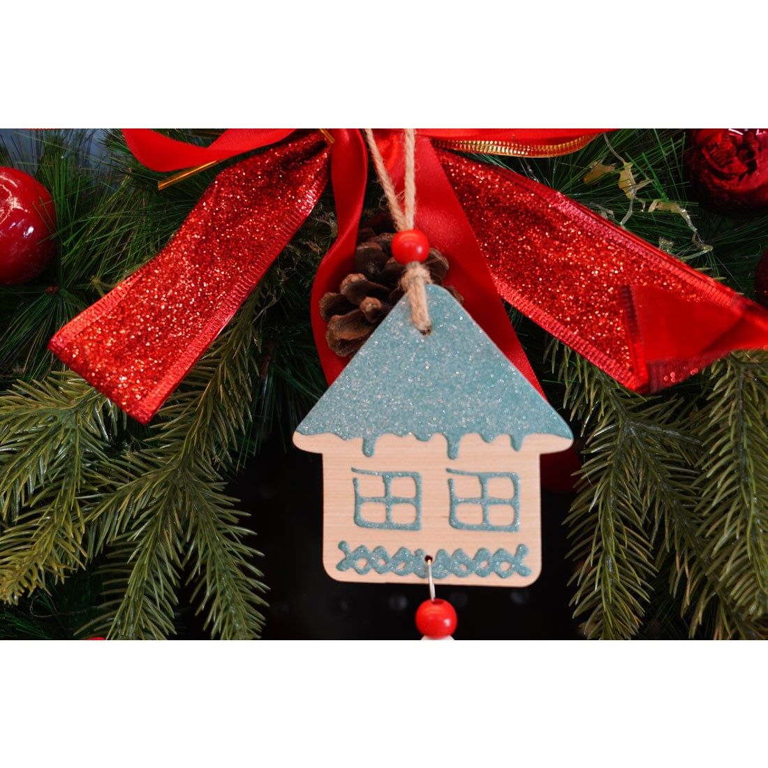 Ornament de brad casuta, Vivimall, multicolor, lemn, 18 cm - vivimall.ro