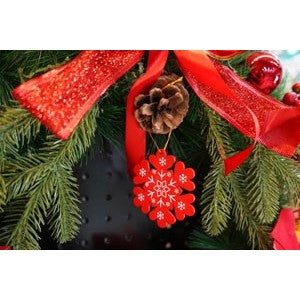 Ornament de brad fulg de nea, Vivimall, rosu, lemn, 7.5 cm - vivimall.ro