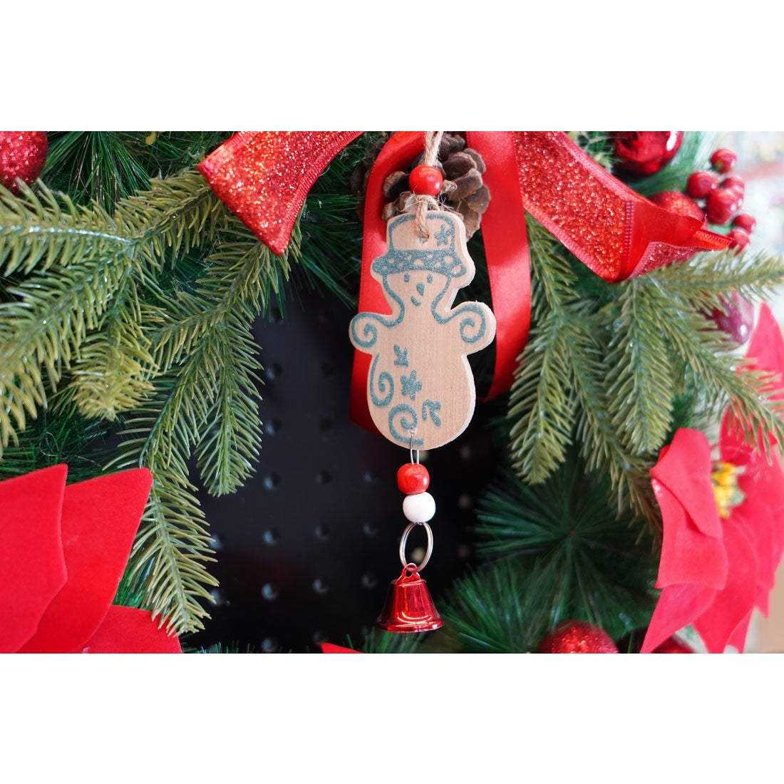 Ornament de brad om de zapada, Vivimall, multicolor, lemn, 17 cm - vivimall.ro