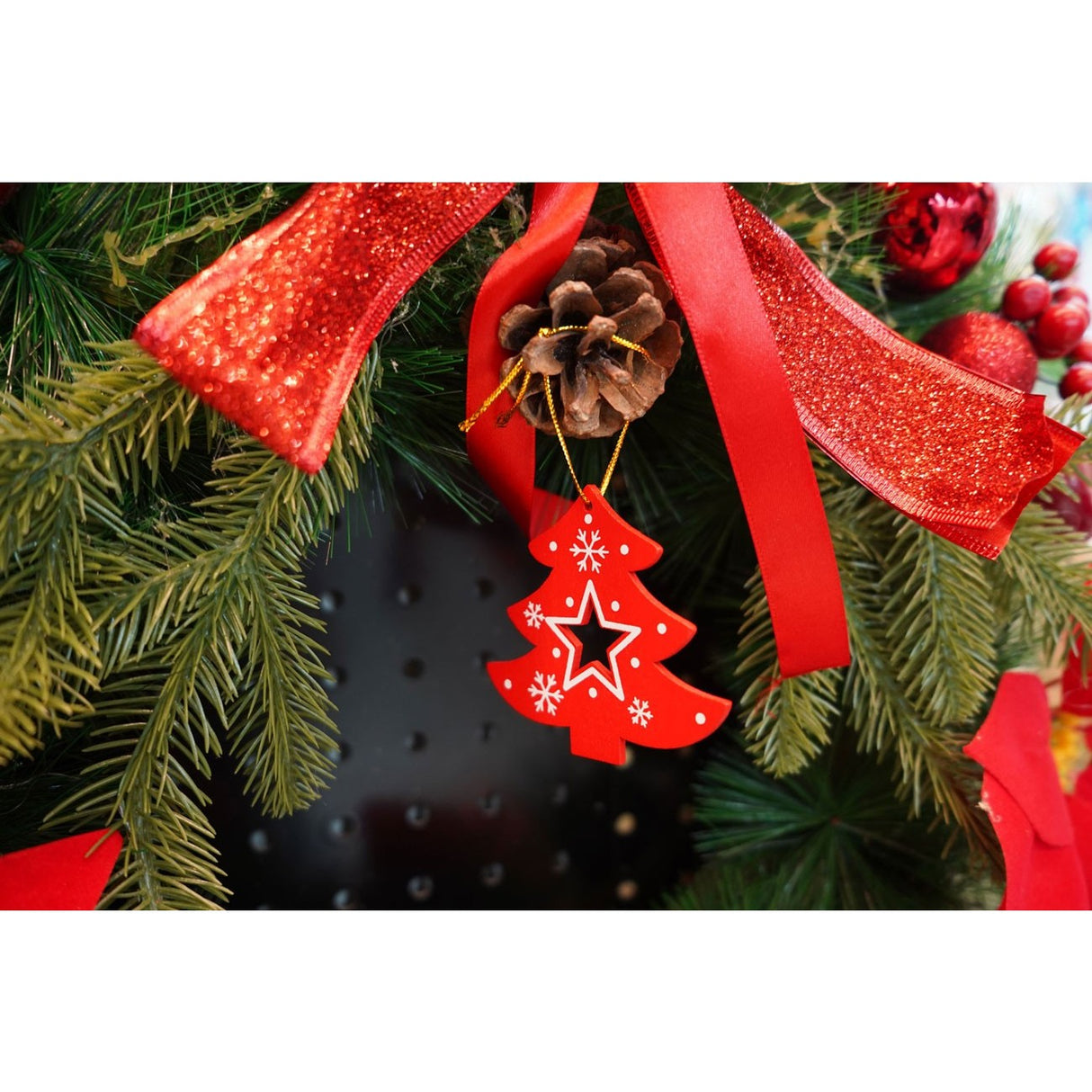 Ornament de brad pom de craciun, Vivimall, rosu, lemn, 7.5 cm - vivimall.ro