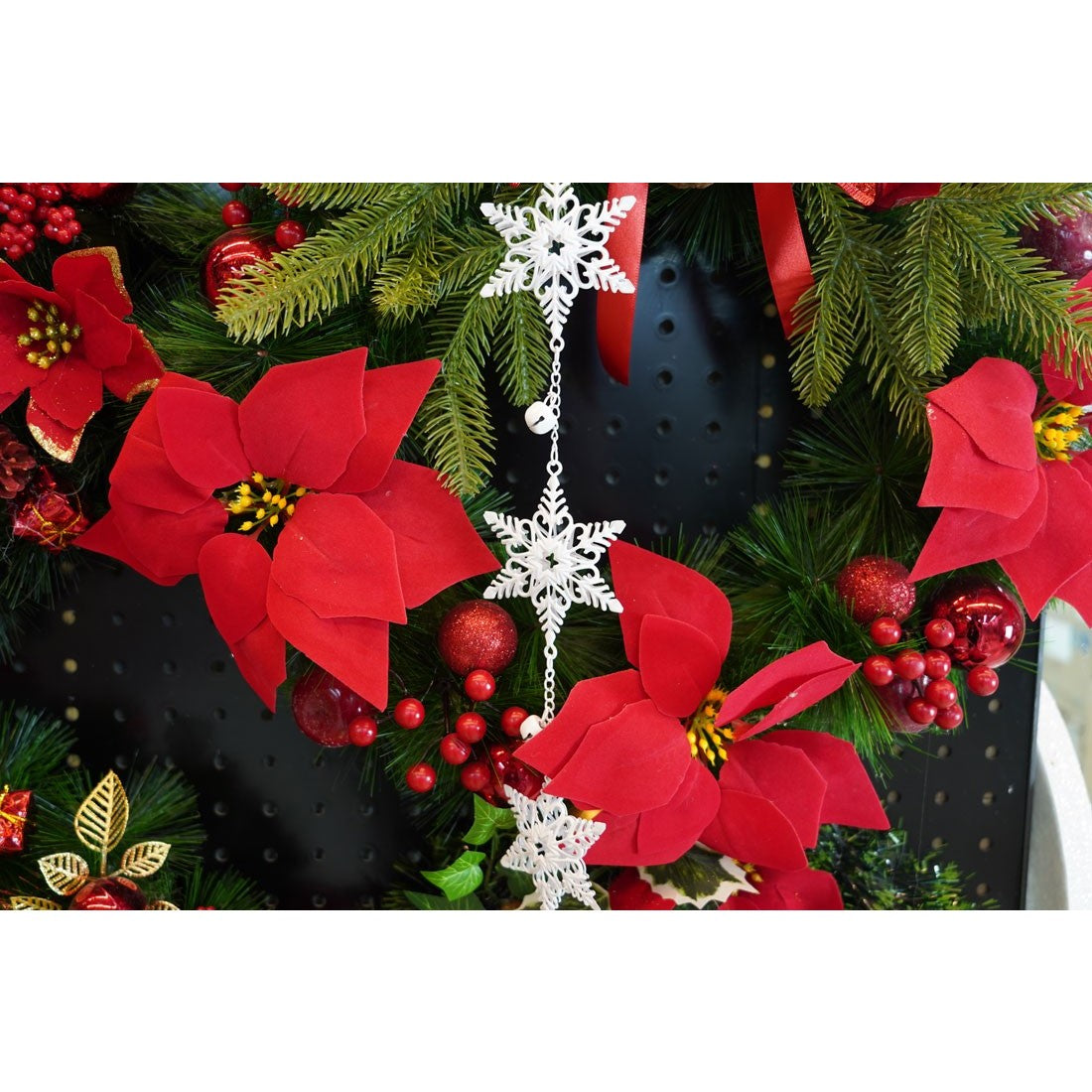 Ornament de brad trei fulgi de nea, Vivimall, alb, metal, 30 cm - vivimall.ro