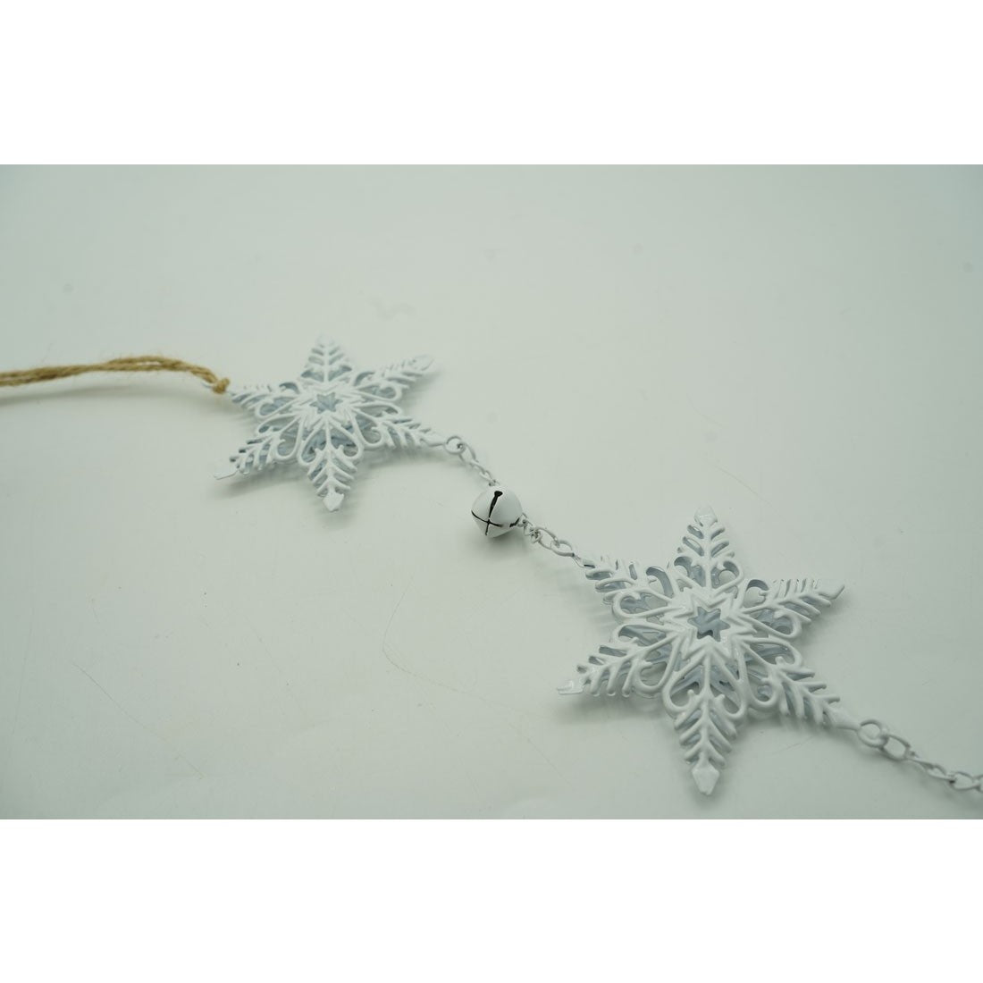 Ornament de brad trei fulgi de nea, Vivimall, alb, metal, 30 cm - vivimall.ro