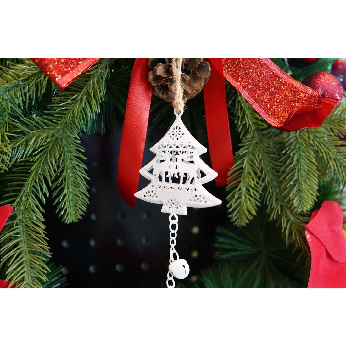 Ornament de brad trei pomi de craciun, Vivimall, alb, metal, 30 cm - vivimall.ro