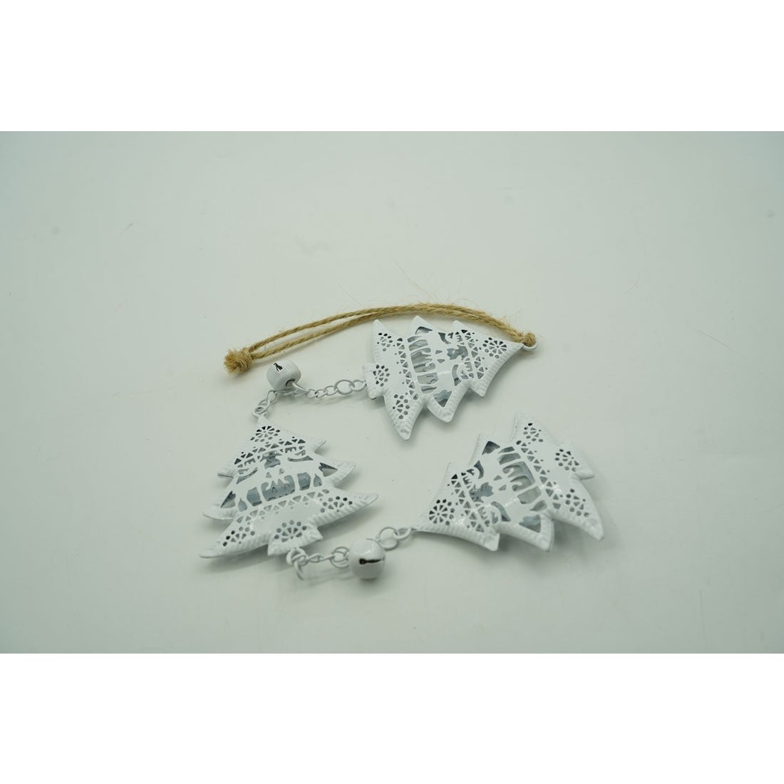 Ornament de brad trei pomi de craciun, Vivimall, alb, metal, 30 cm - vivimall.ro