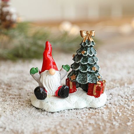 Ornament Crăciun din rășină, Moș Crăciun cu brad și cadouri, 6.5x6.5x4 cm, culori roșu alb verde, vedere frontală