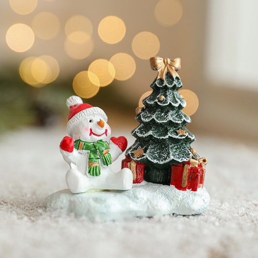 Ornament de Craciun din Rasina pentru Decor, Vivimall, Model Om de Zapada cu Brad, Decoratiune de Birou pentru Craciun, 6.5 x 6.5 x 4 cm, Alb Verde - vivimall.ro