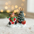 Decorațiune de Crăciun din rășină, model ren cu brad, 6,5×6,5×4 cm, roșu-verde, vedere frontală